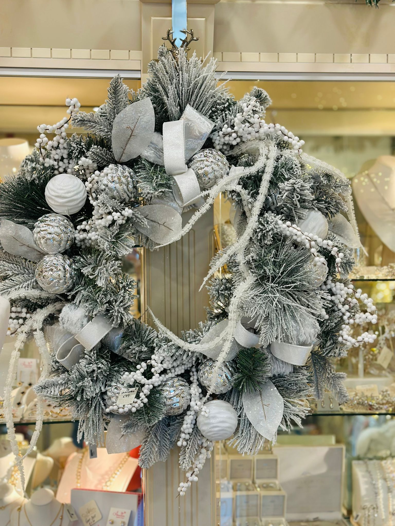 Deluxe Snowy White Wreath