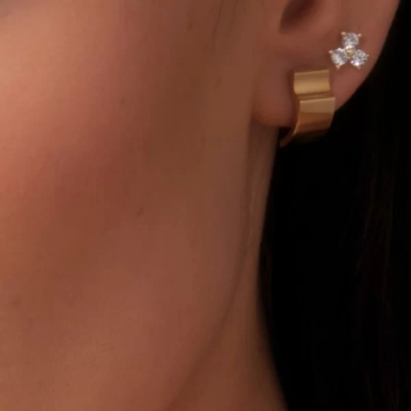 FLAT CURVED GOLD EARRINGS - Image 3