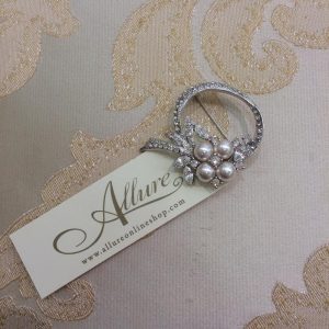 EXQUISITE PEARL AND CRYSTAL BROOCH