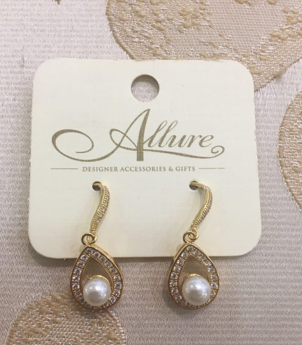 Gold Tear Drop Earrings with Pearl