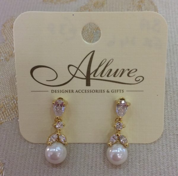Dainty Gold & Pearl Earrings